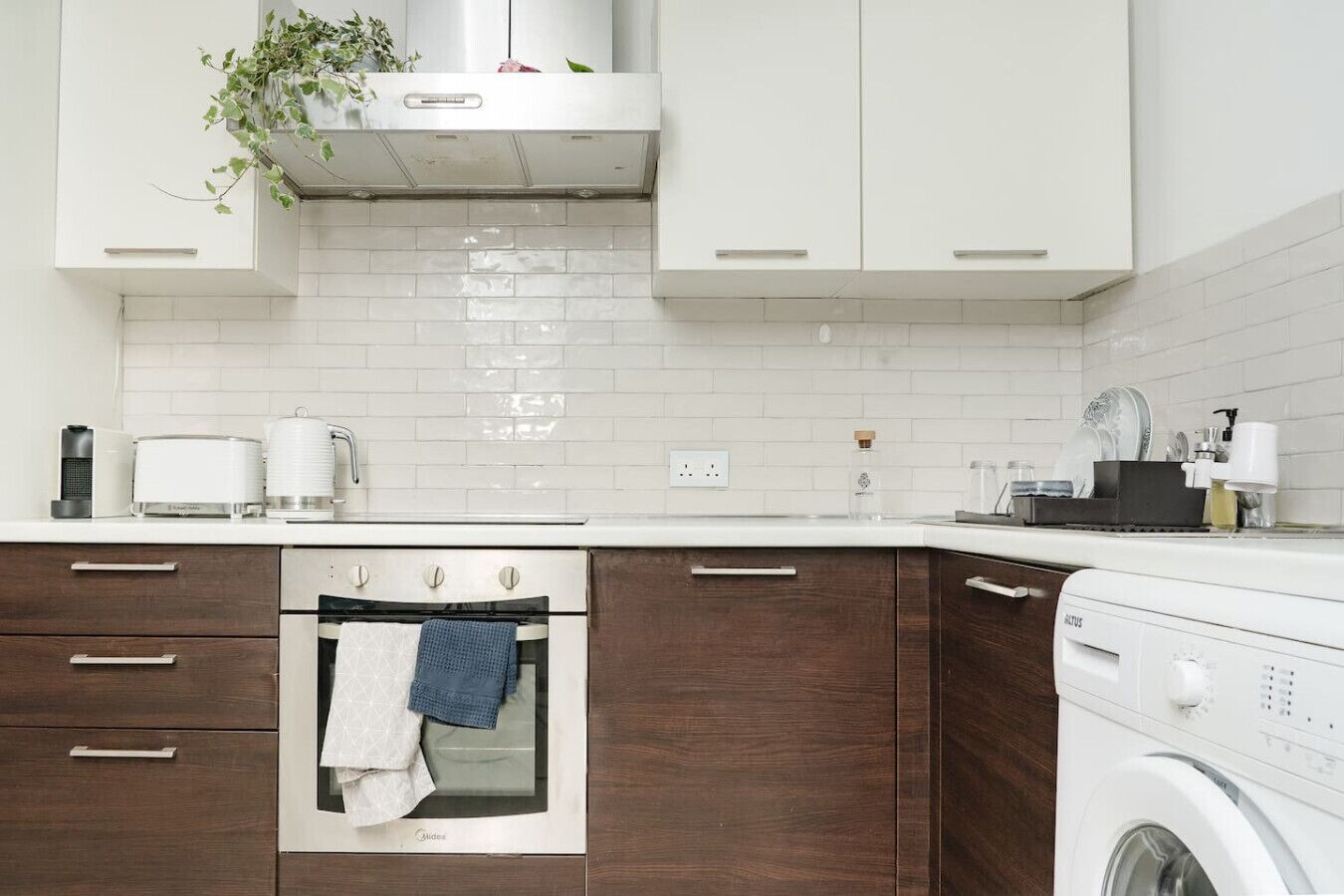 Køleskab, ovn, kogeplade, kaffe-/temaskine