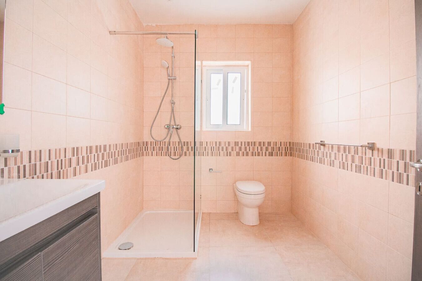 Sèche-cheveux, serviettes fournies