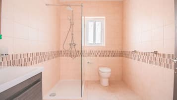 Een haardroger, handdoeken