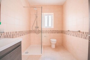 Een haardroger, handdoeken