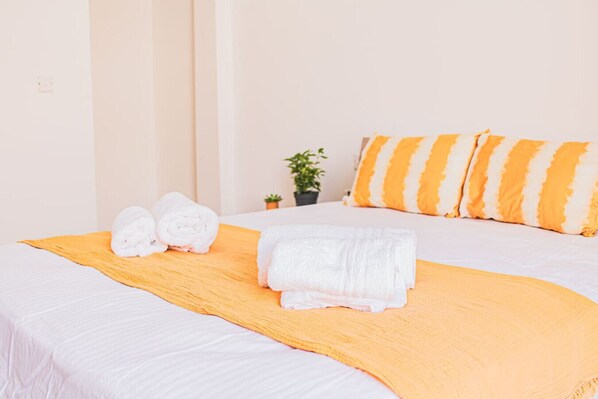 2 habitaciones, escritorio, tabla de planchar con plancha y wifi