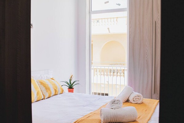 2 slaapkamers, een bureau, een strijkplank/strijkijzer, wifi