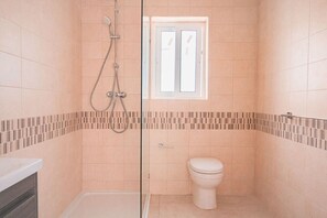 Secador de pelo, toallas