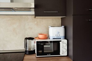 Frigorifero, microonde, forno, piano cottura