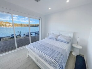4 bedrooms, iron/ironing board, WiFi, bed sheets - River House, Amazing views and direct river access (Oatley)