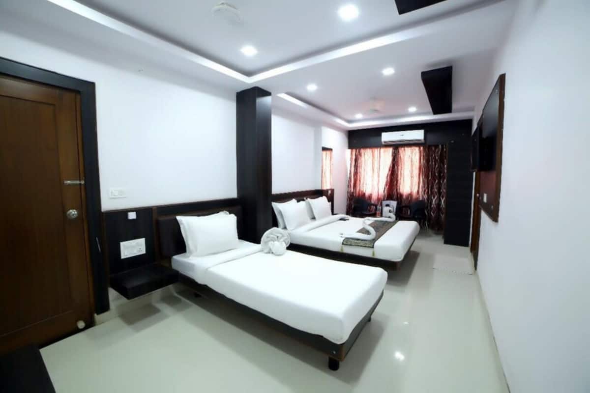 Deluxe Triple Room, City View | Free WiFi, bed sheets