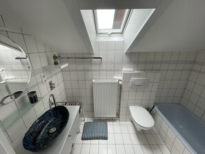 Douche, sèche-cheveux, serviettes fournies