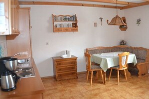 Frigorifero, forno, piano cottura, macchina per tè/caffè