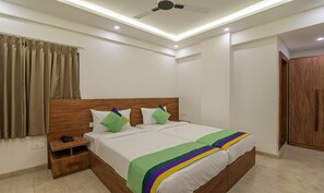 华丽客房 | 客房内保险箱、办公桌、隔音、熨斗/熨衣板