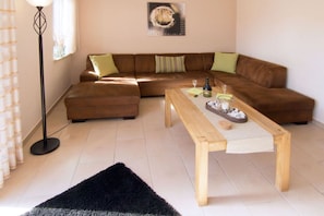 Smart TV, fireplace, DVD player