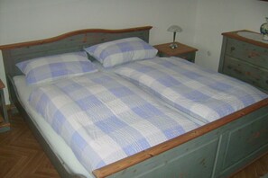 3 bedrooms, travel cot, free WiFi, bed sheets