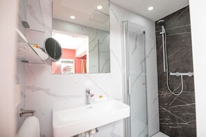 Regadera, secadora de cabello, toallas 