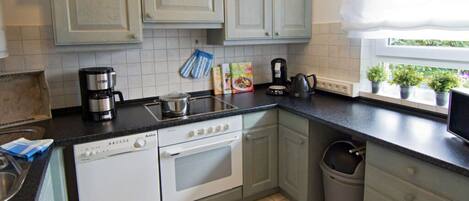 Geladeira, fogão, cooktop, mesas de jantar