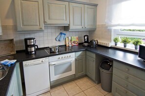 Refrigerador, horno, placa de cocina, mesa de comedor