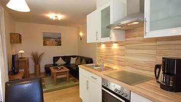 Een koelkast, een oven, een kookplaat, een vaatwasser