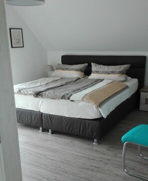 2 Schlafzimmer, Bügeleisen/Bügelbrett