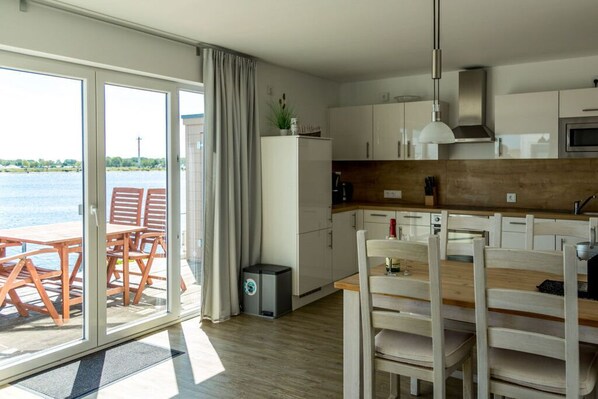 Køleskab, mikrobølgeovn, ovn, kogeplade