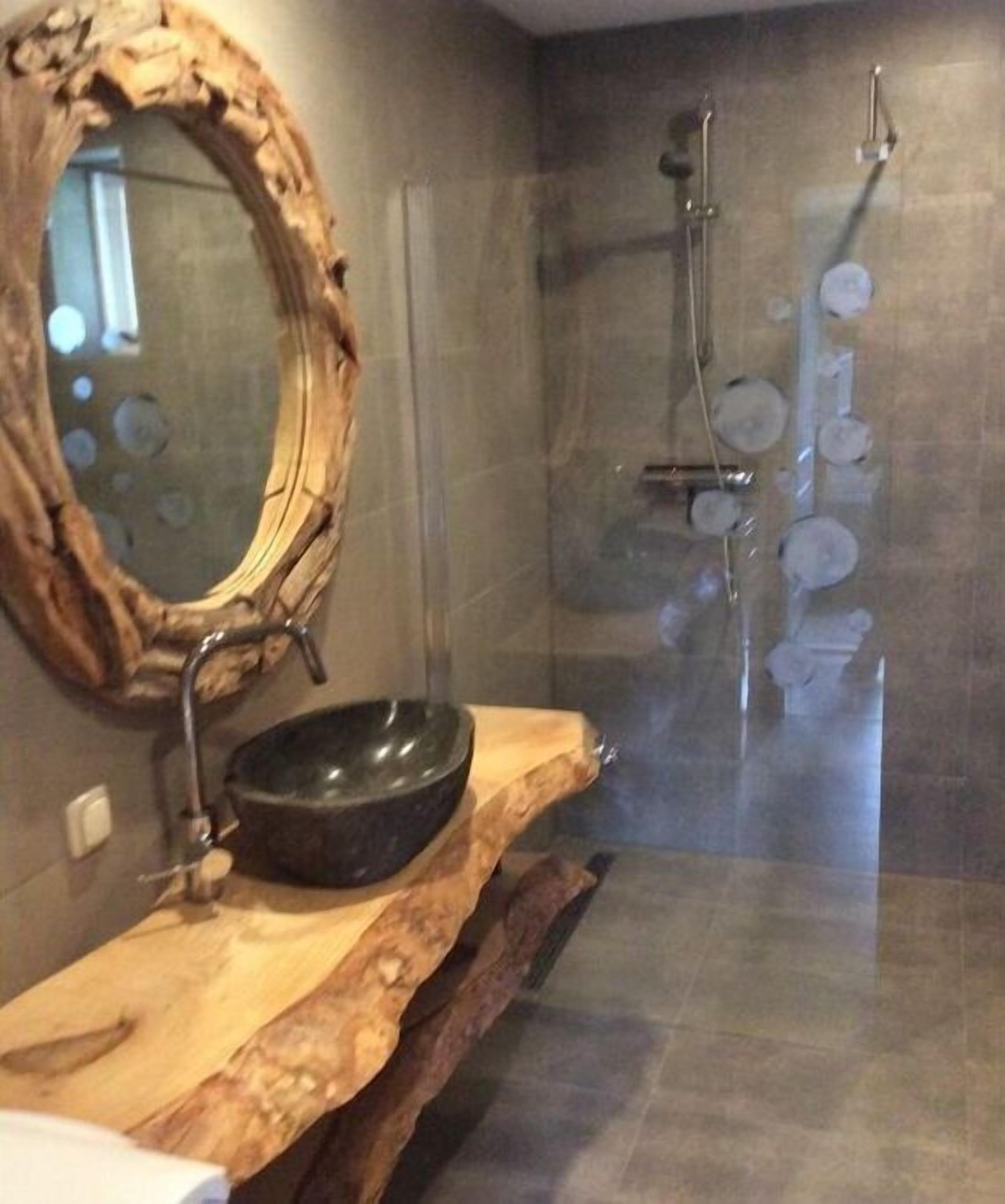 Een douche, handdoeken