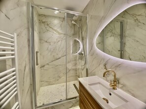 Dusche, Haartrockner, Handtücher, Seife