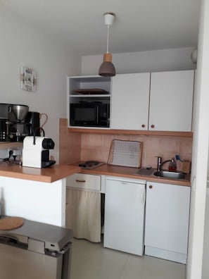 Kühlschrank, Ofen, Herdplatte, Wasserkocher mit Kaffee-/Teezubehör