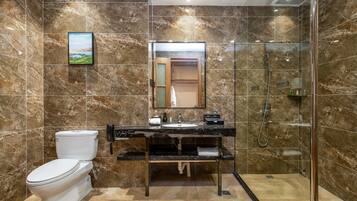 Habitación doble Prestigio | Baño | Regadera, regadera tipo lluvia, amenidades de baño gratuitas