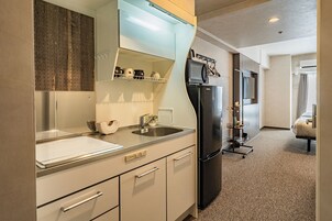 Chambre Quadruple Deluxe | Cuisine privée | Réfrigérateur, micro-ondes, plaque de cuisson, bouilloire électrique