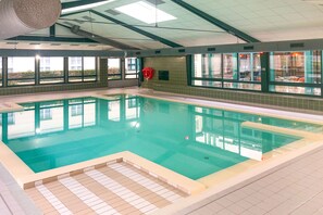 Indoor pool, a heated pool - Disneyland / Paris / Piscine (Serris)