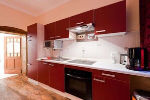 Frigorifero, forno, piano cottura, seggiolone