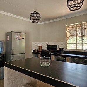 Fridge, microwave, oven, stovetop - Private 3 Bedroom Holiday Home in Livingstone, Zambia. 10mins to Victoria Falls (Livingstone)