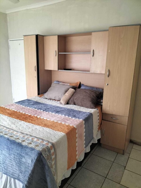 Blackout drapes, iron/ironing board, free WiFi, bed sheets - Restwell Accommodation (Pietermaritzburg)