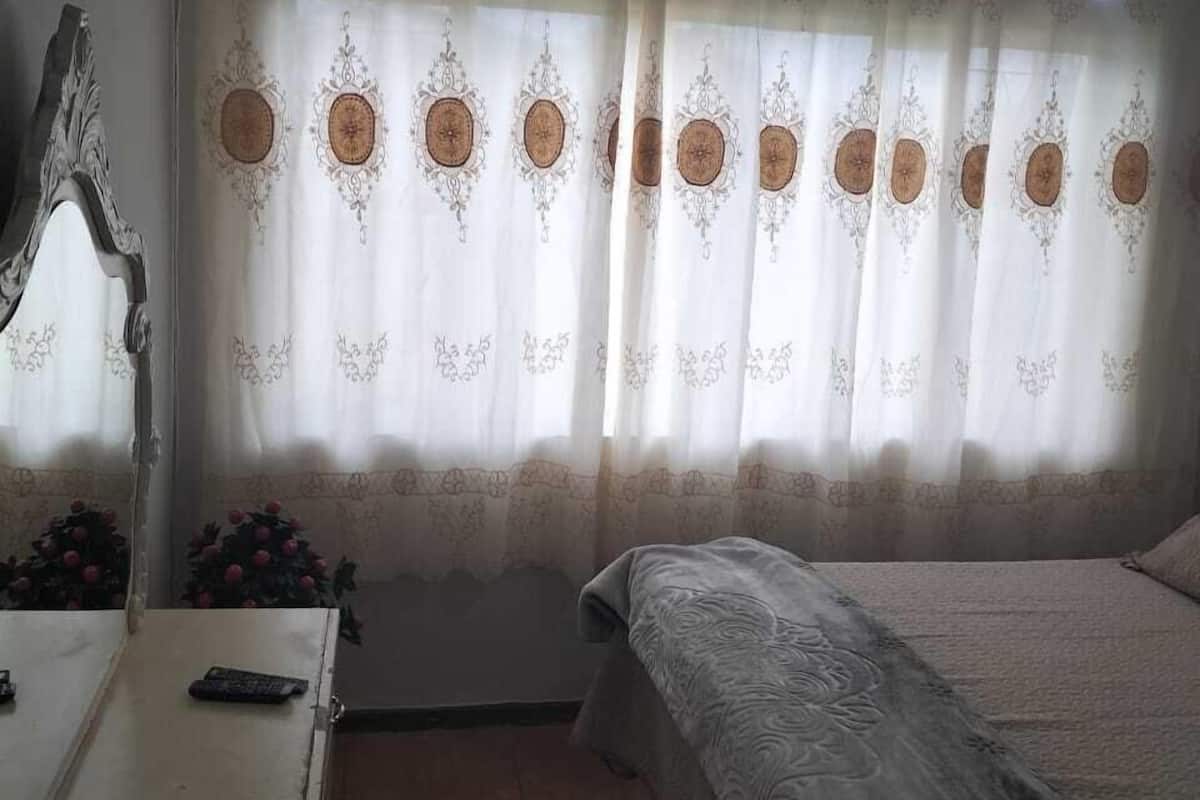 Habitación doble económica | Cortinas blackout, tabla de planchar con plancha y wifi gratis