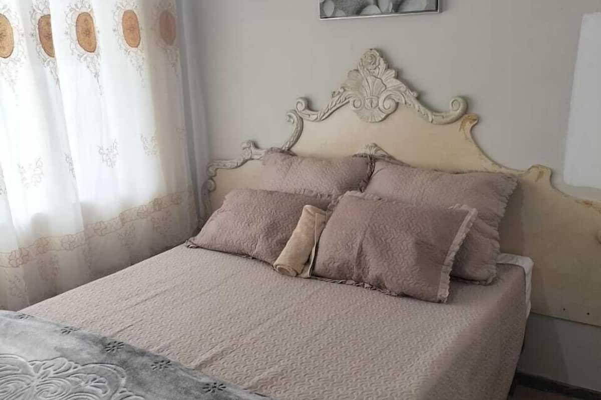 Cortinas blackout, tabla de planchar con plancha y wifi gratis