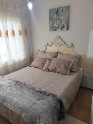 Blackout drapes, iron/ironing board, free WiFi, bed sheets - Restwell Accommodation (Pietermaritzburg)