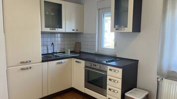 Jääkaappi, uuni, liesi, kahvin-/teenkeitin