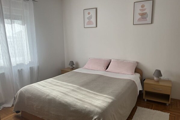 2 bedrooms, iron/ironing board, free WiFi, bed sheets