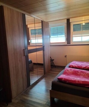 2 bedrooms, iron/ironing board, free WiFi