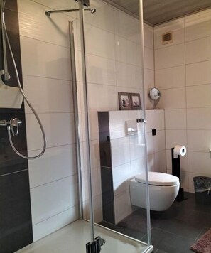 Douche, sèche-cheveux, serviettes fournies
