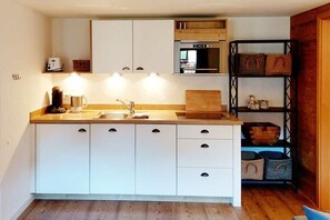 Kühlschrank, Mikrowelle, Herdplatte, Geschirrspüler