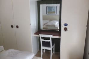1 chambre, fer et planche à repasser