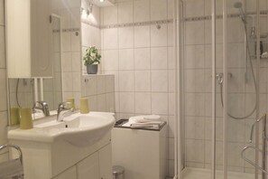 Shower, hair dryer, towels - Appealing apartment in Bad Harzburg (Bad Harzburg)