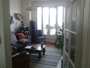 TV - Charming appartment in Paris, located between Montmartre and the Stade de France (Paris)