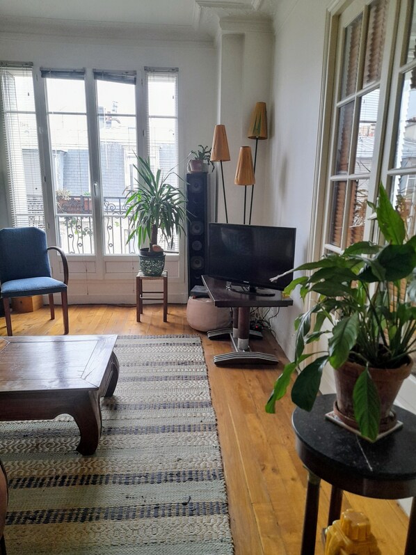 TV - Charming appartment in Paris, located between Montmartre and the Stade de France (Paris)