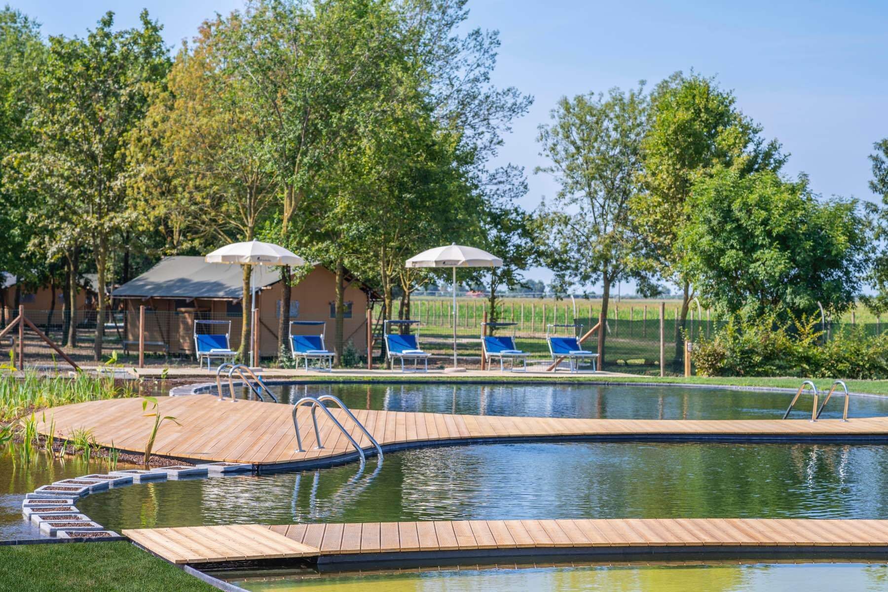 Piscine extérieure (ouverte en saison), parasols de plage