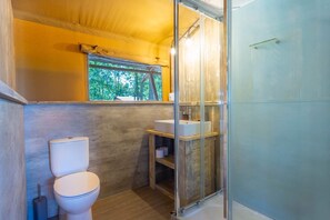 Tienda de campaña de lujo | Baño | Regadera, regadera tipo lluvia, amenidades de baño gratuitas 