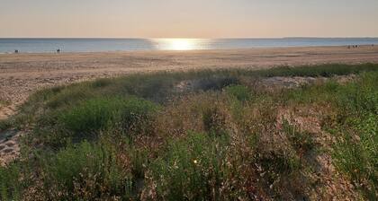 Maison typique à 500m de la plage ! Cadre paisible offrant un séjour de détente.
