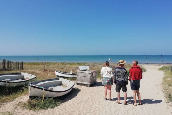 Perto da praia, espreguiçadeiras