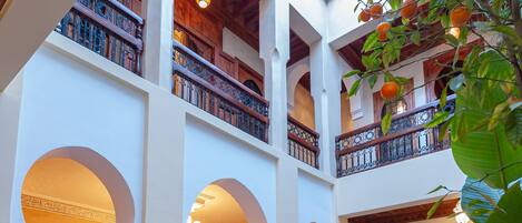 Deluxe driepersoonskamer | Terras