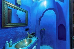 Majorelle Deluxe Triple Room | Bilik Mandi | Gabungan pancuran/tab mandi, kelengkapan dandanan diri percuma 