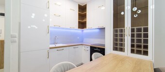 White lux apartment+garage