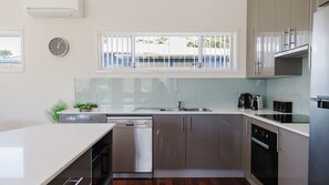 Fridge, oven, stovetop, dishwasher - Ocean Stays - Mollymook (Mollymook)